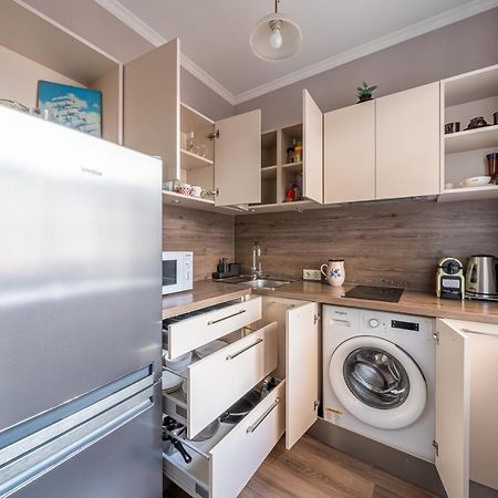 Stylish Latvian Classic 1-Bedroom Apartment Near City Center, Parks & Public Transport Links Riga Dış mekan fotoğraf