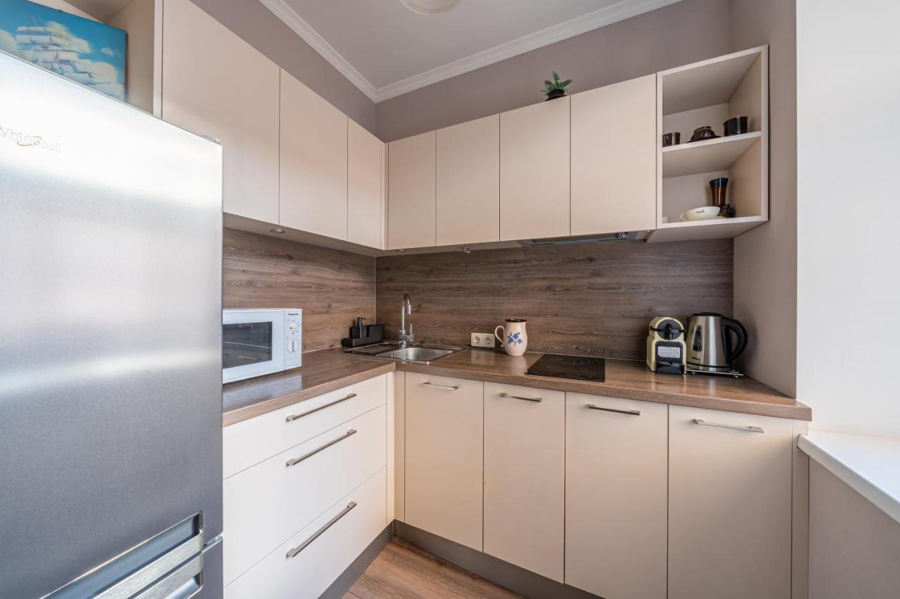 Stylish Latvian Classic 1-Bedroom Apartment Near City Center, Parks & Public Transport Links Riga Dış mekan fotoğraf