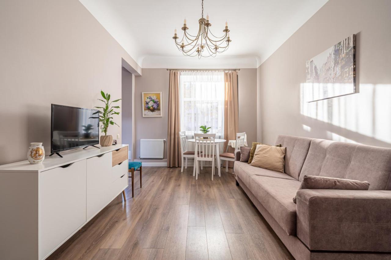 Stylish Latvian Classic 1-Bedroom Apartment Near City Center, Parks & Public Transport Links Riga Dış mekan fotoğraf