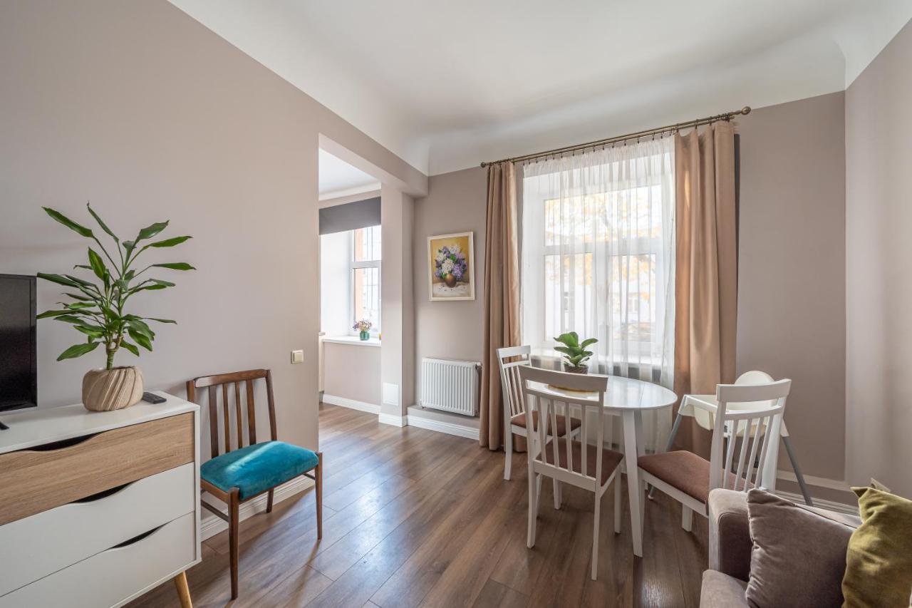 Stylish Latvian Classic 1-Bedroom Apartment Near City Center, Parks & Public Transport Links Riga Dış mekan fotoğraf