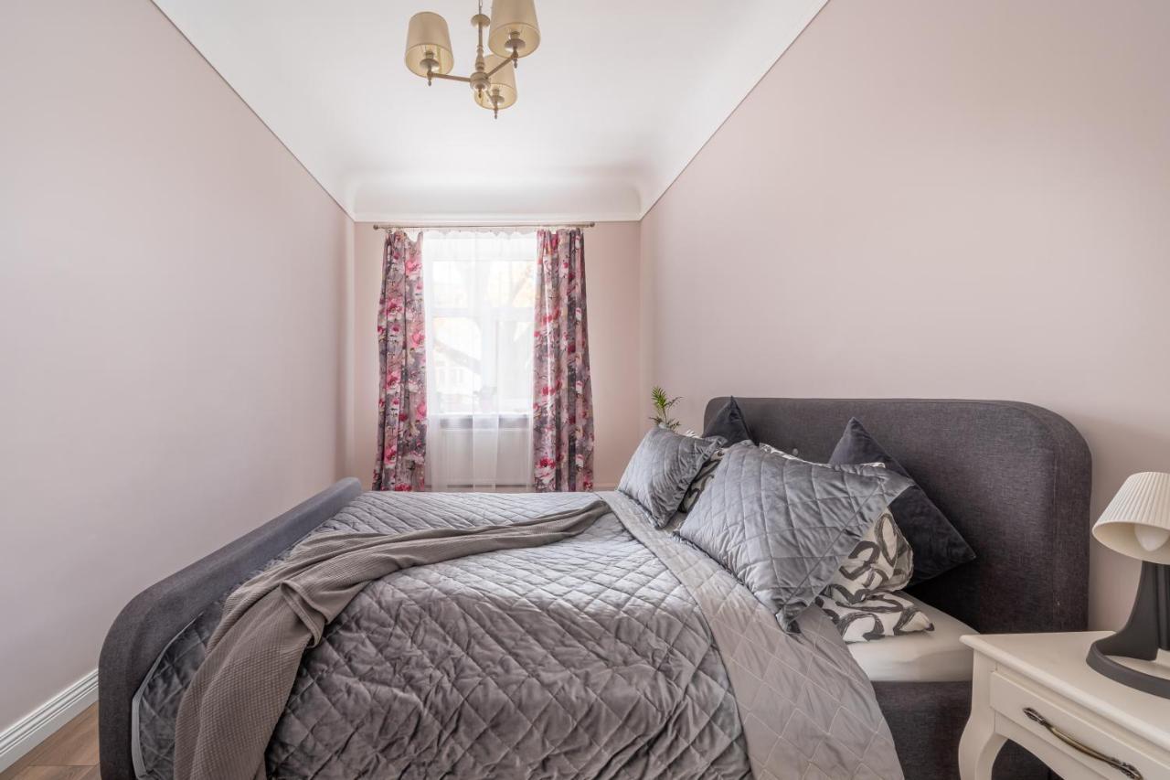 Stylish Latvian Classic 1-Bedroom Apartment Near City Center, Parks & Public Transport Links Riga Dış mekan fotoğraf