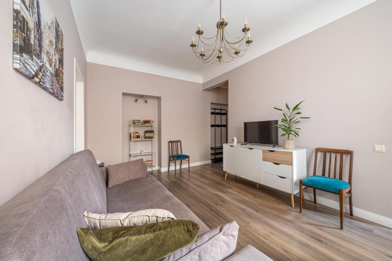 Stylish Latvian Classic 1-Bedroom Apartment Near City Center, Parks & Public Transport Links Riga Dış mekan fotoğraf