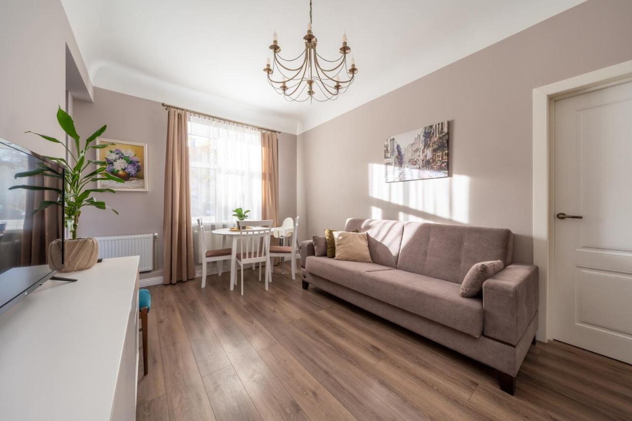 Stylish Latvian Classic 1-Bedroom Apartment Near City Center, Parks & Public Transport Links Riga Dış mekan fotoğraf