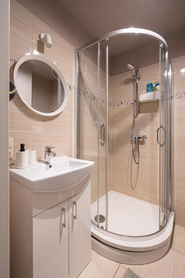 Stylish Latvian Classic 1-Bedroom Apartment Near City Center, Parks & Public Transport Links Riga Dış mekan fotoğraf