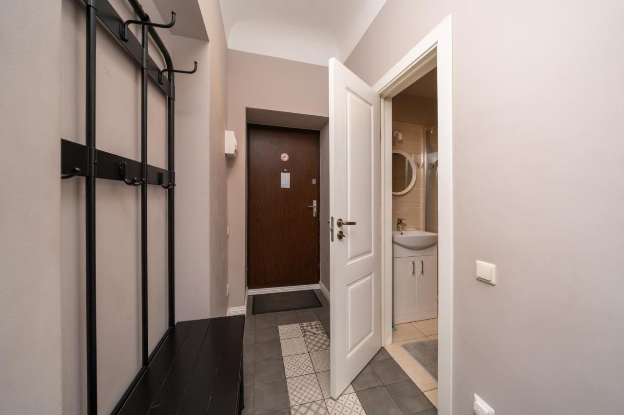 Stylish Latvian Classic 1-Bedroom Apartment Near City Center, Parks & Public Transport Links Riga Dış mekan fotoğraf
