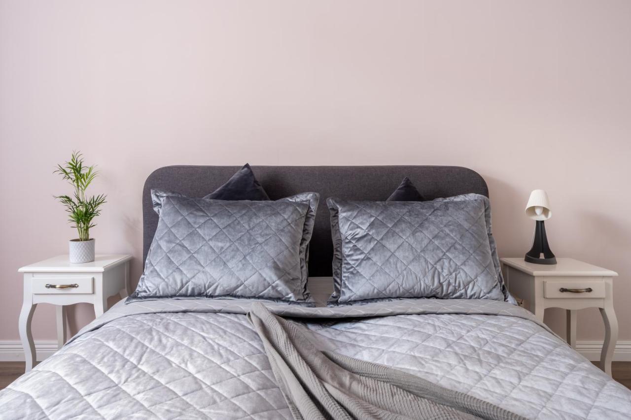 Stylish Latvian Classic 1-Bedroom Apartment Near City Center, Parks & Public Transport Links Riga Dış mekan fotoğraf