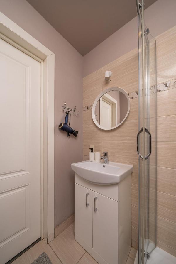 Stylish Latvian Classic 1-Bedroom Apartment Near City Center, Parks & Public Transport Links Riga Dış mekan fotoğraf