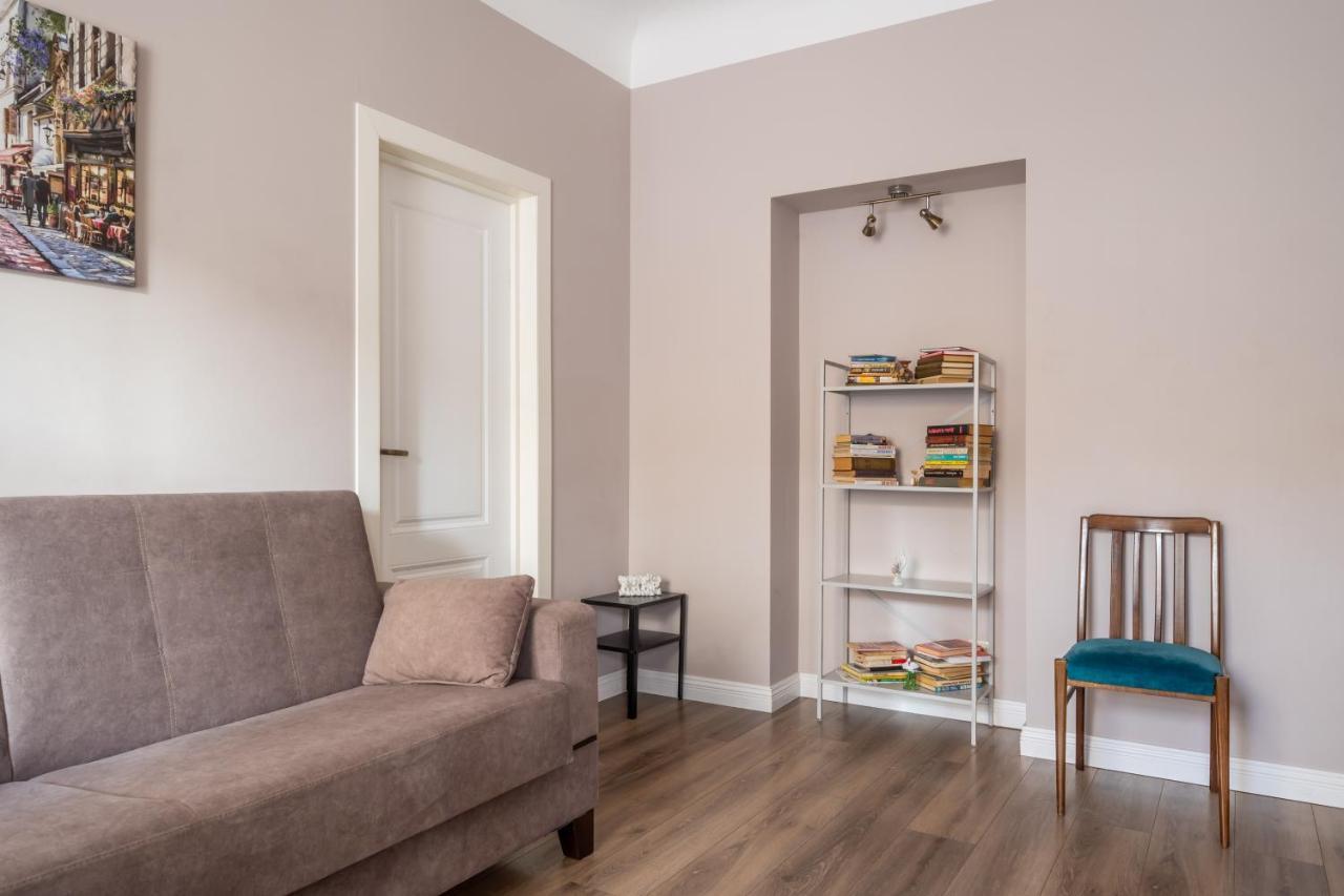 Stylish Latvian Classic 1-Bedroom Apartment Near City Center, Parks & Public Transport Links Riga Dış mekan fotoğraf