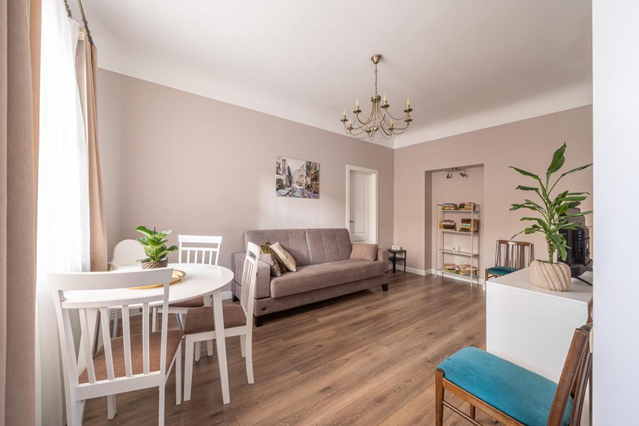Stylish Latvian Classic 1-Bedroom Apartment Near City Center, Parks & Public Transport Links Riga Dış mekan fotoğraf