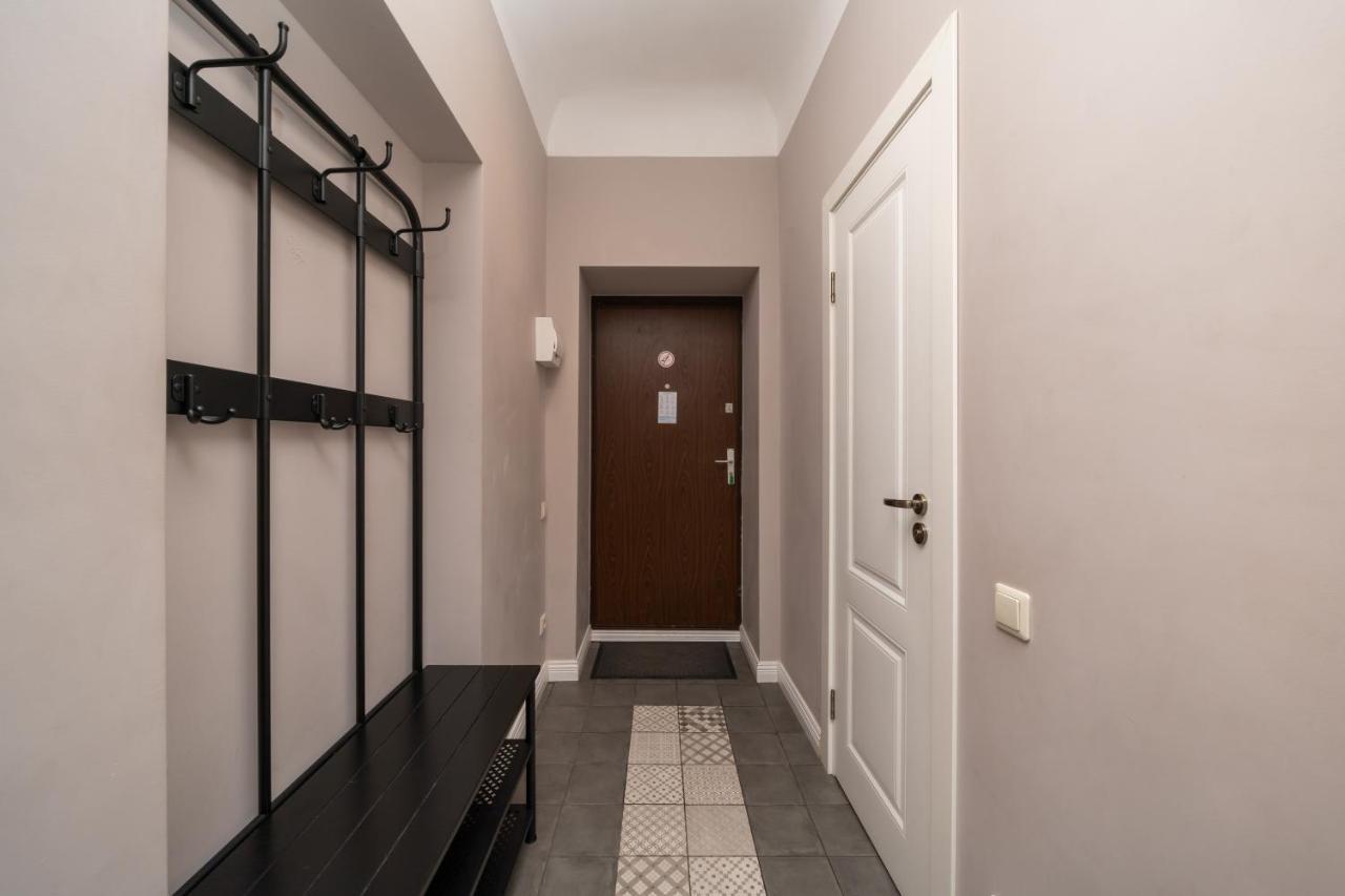 Stylish Latvian Classic 1-Bedroom Apartment Near City Center, Parks & Public Transport Links Riga Dış mekan fotoğraf