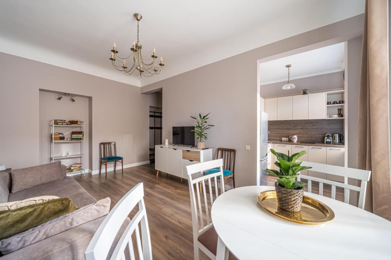 Stylish Latvian Classic 1-Bedroom Apartment Near City Center, Parks & Public Transport Links Riga Dış mekan fotoğraf