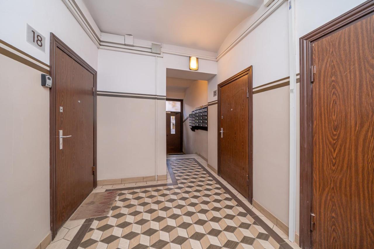 Stylish Latvian Classic 1-Bedroom Apartment Near City Center, Parks & Public Transport Links Riga Dış mekan fotoğraf
